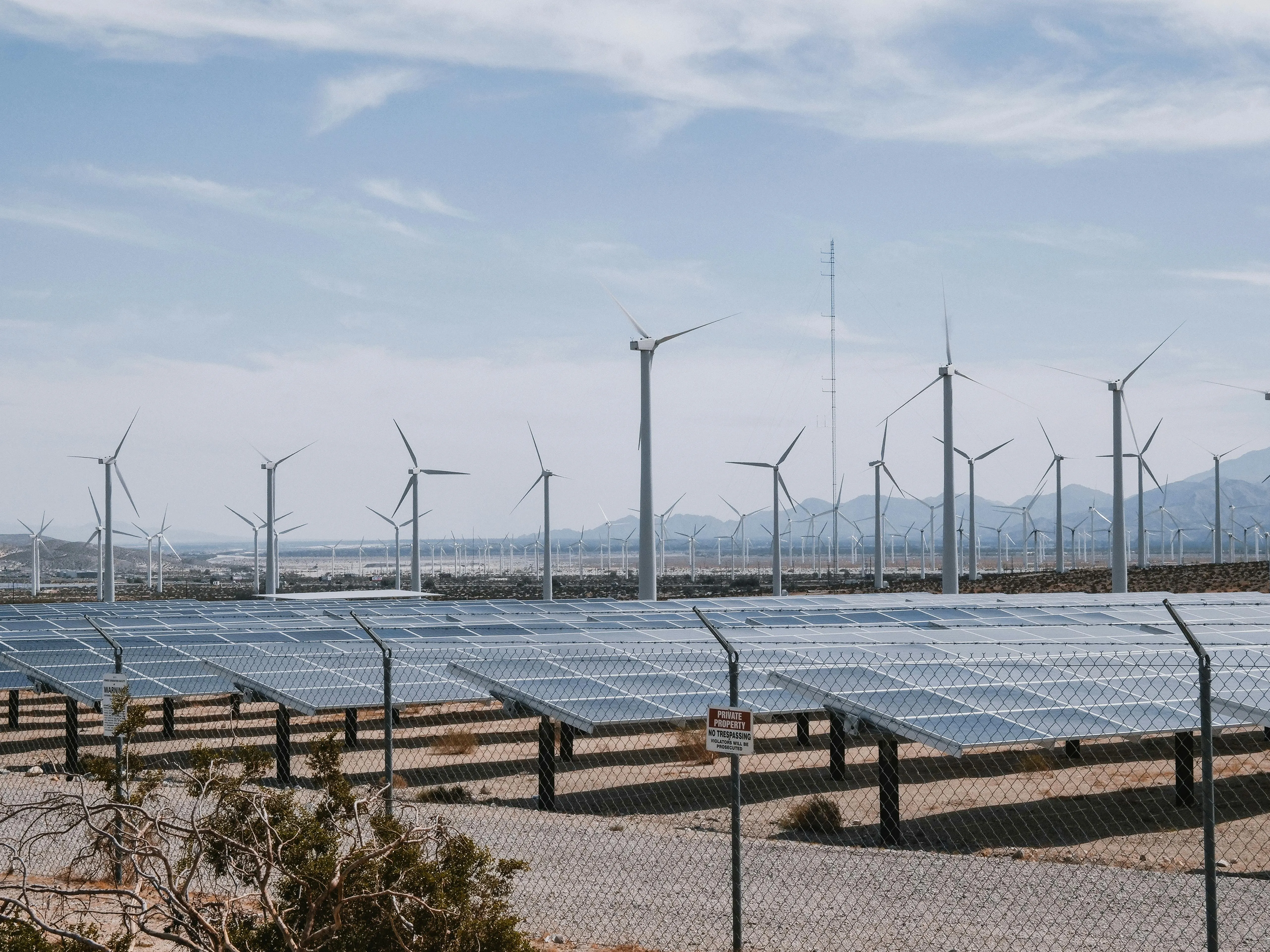 Fully integrated commercial hybrid energy architecture combining solar and wind